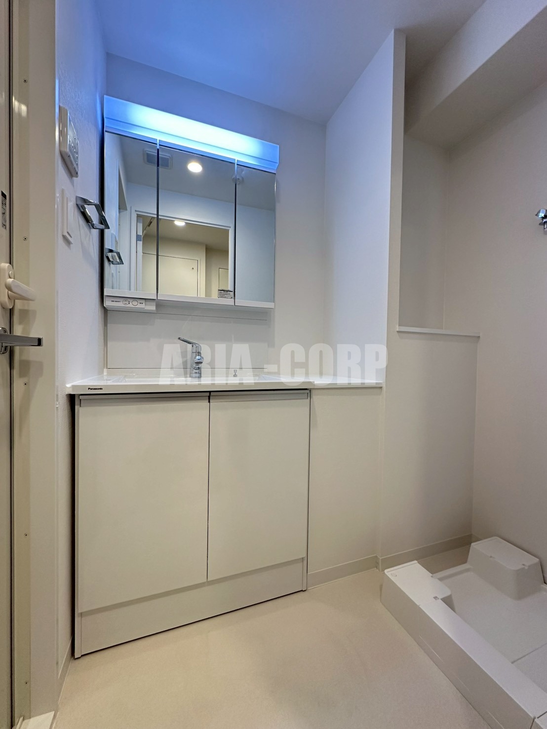 洗面設備　三面鏡採用のシャンプドレッサー付の独立洗面所♪