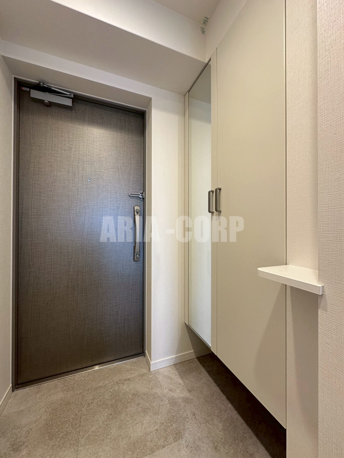 玄関　玄関には姿見付き◎シューズクロークを配置♪