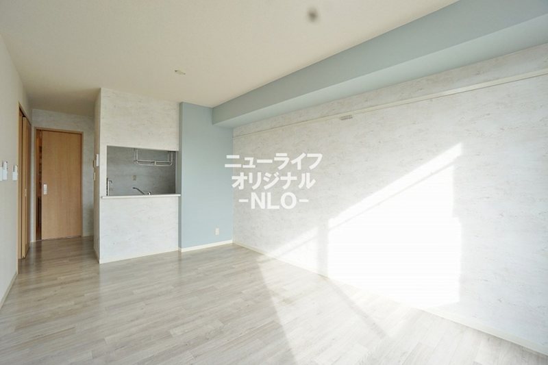 居室・リビング　ホワイトウッドにブルーがアクセントに映えるお洒落な住空間☆