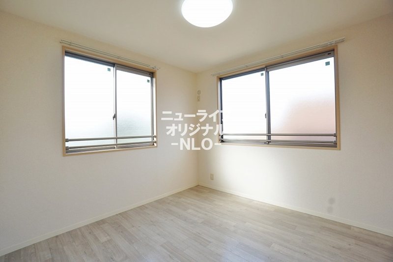 その他部屋・スペース　北側洋室5.5帖／2面採光で明るい空間です☆
