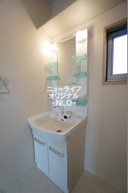 洗面設備　忙しい朝の身支度に役立つシャワー付き洗面台☆