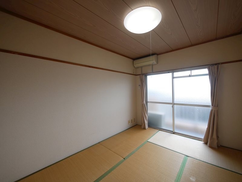 居室・リビング　東側和室６帖