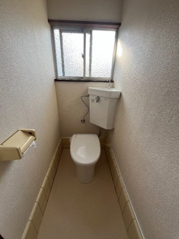 トイレ　バストイレ別、大きな窓で換気も便利