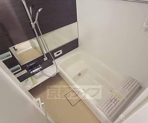 バス・シャワールーム　足を伸ばせる広い浴槽。