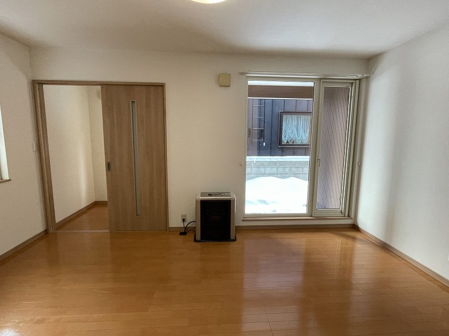 その他設備　居間は灯油暖房。画像は同タイプの他のお部屋です