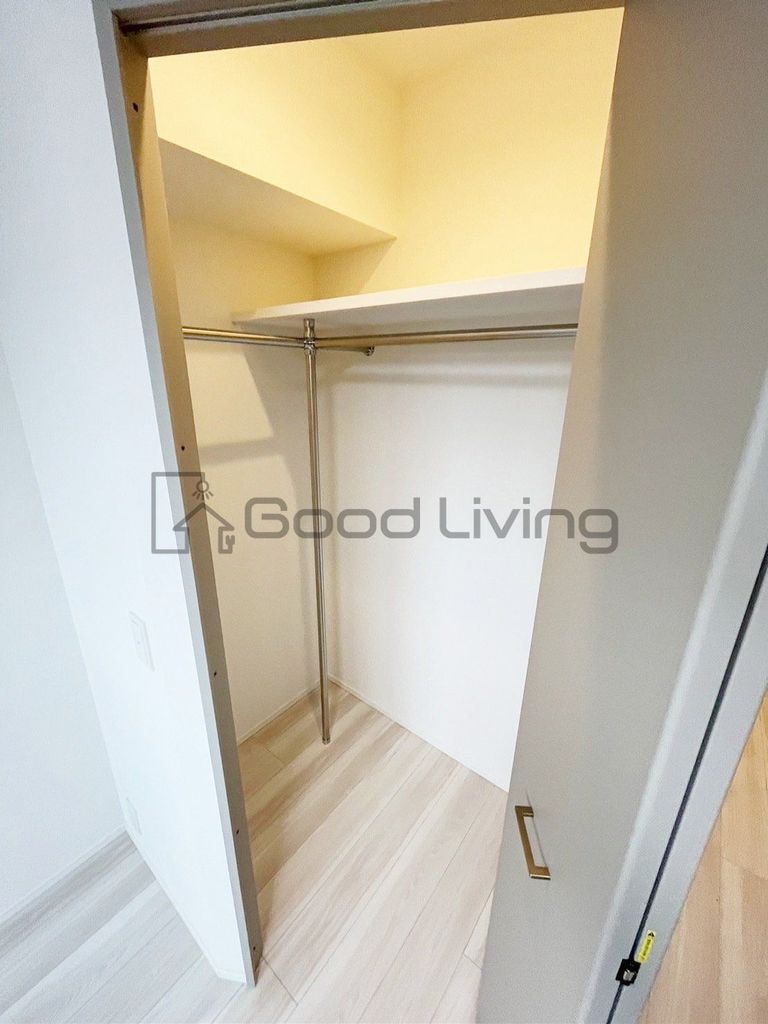 収納　ウォークインクローゼットで大きな荷物もひとまとめにできます♪