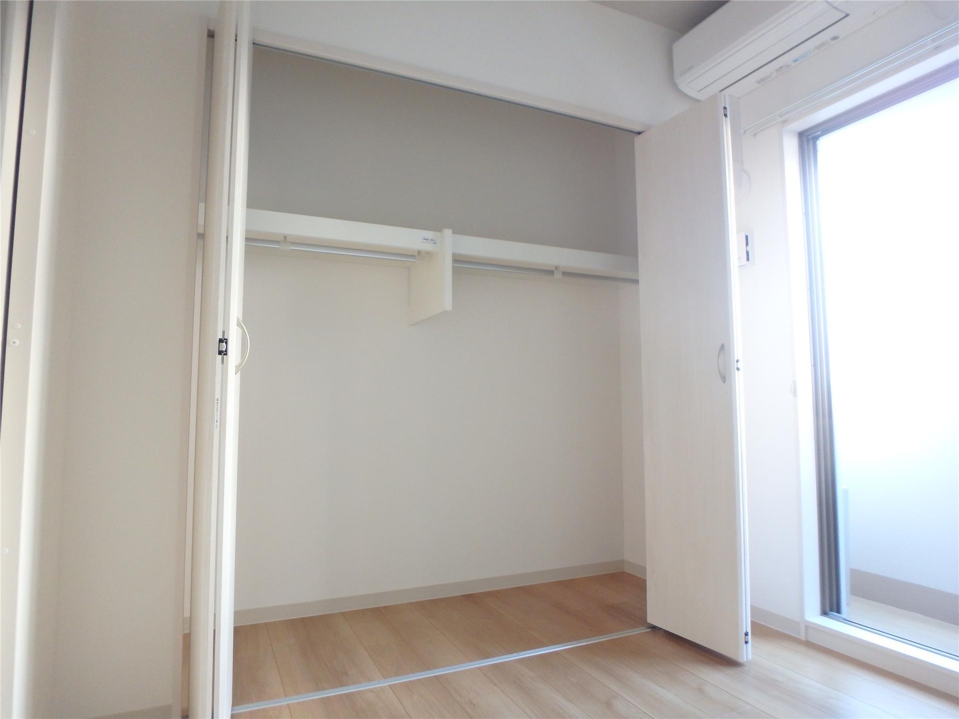 収納　上部にもハンガーバーがあります