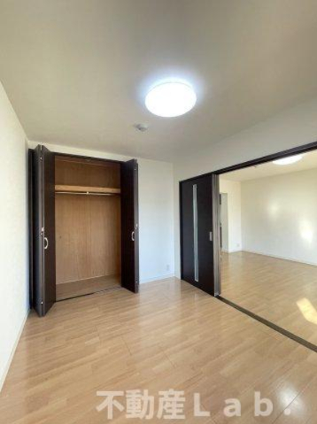 収納　同建物の反転タイプのお部屋です。