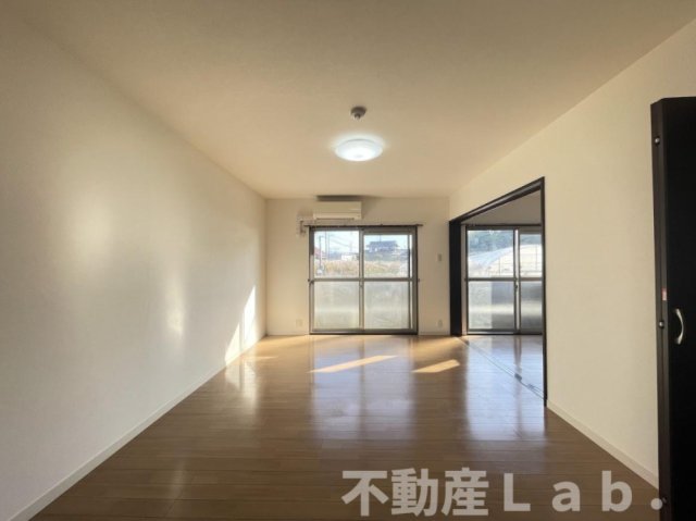 居室・リビング　同建物の反転タイプのお部屋です。