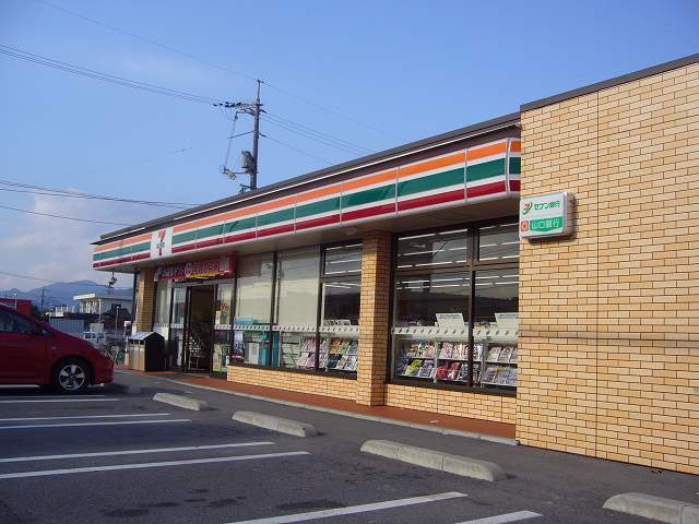 コンビニ　セブンイレブン（コンビニ）まで900m