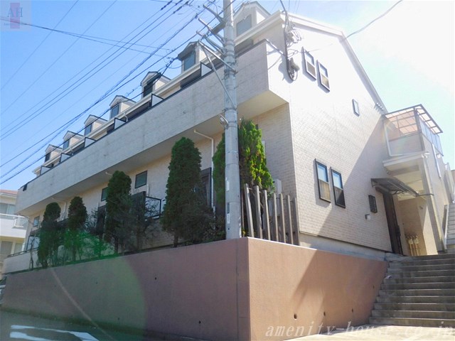 建物外観　●閑静な住宅街に佇む2階建アパート♪