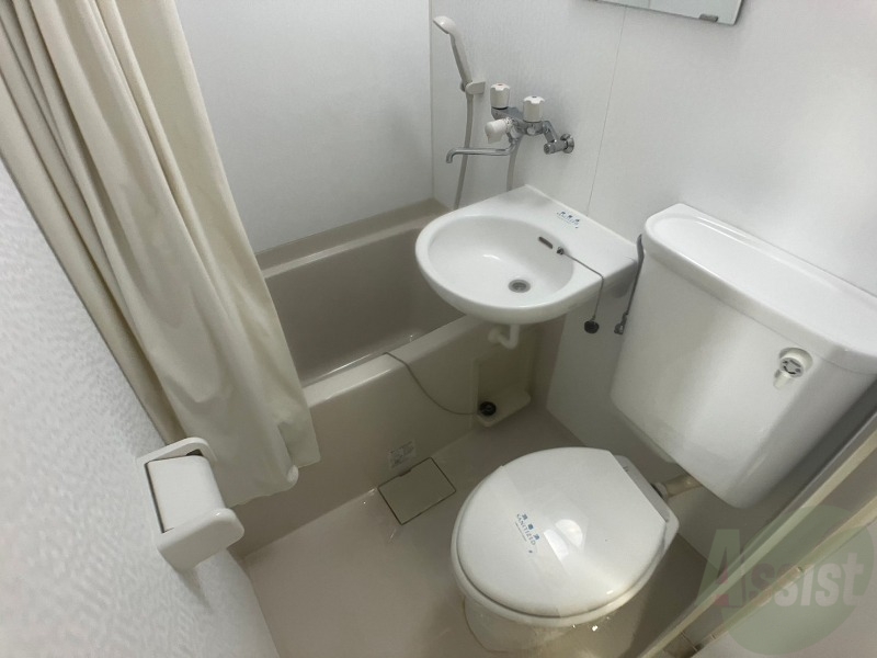 バス・シャワールーム　ユニットバスです。コンパクトなつくりになってます！