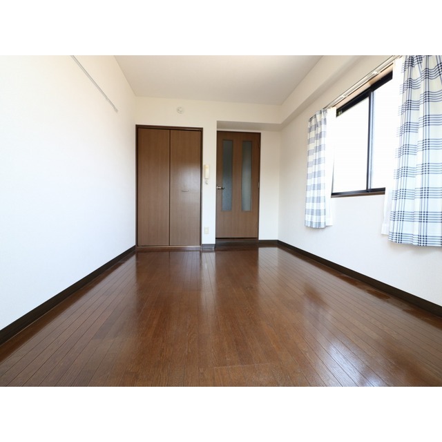 居室・リビング　※他のお部屋の参考写真です。カーテンは付