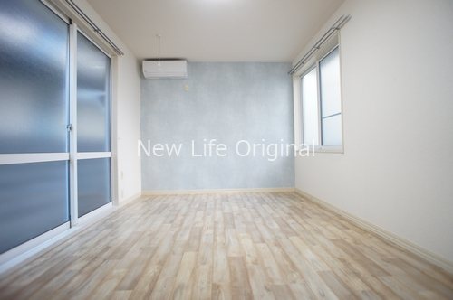 居室・リビング　アクセントクロス仕様☆２面採光で採光通風良好です☆