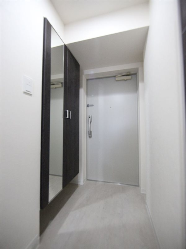 玄関　玄関　シューズボックス　姿見鏡付き（収納充実してます）