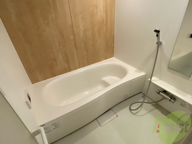 バス・シャワールーム　お風呂はこちらになります。脚も伸ばせそうですね。