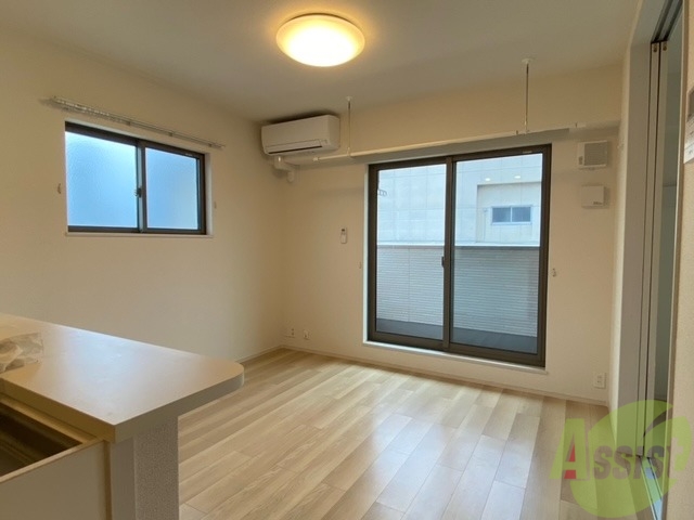 居室・リビング　こちらはリビングになります。二面採光で良いですね。