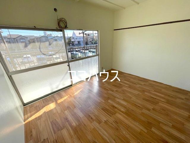 居室・リビング　大きな窓で日当たりも良好