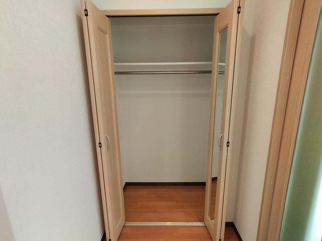 収納　※同建物の別のお部屋の写真です。
