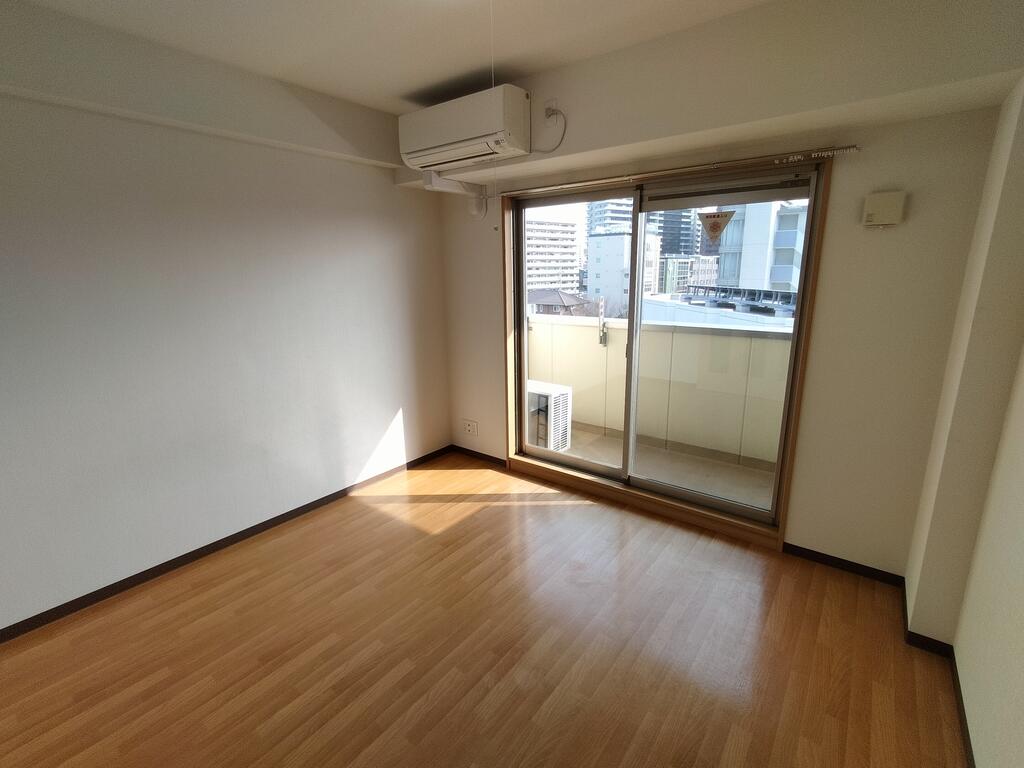 居室・リビング　※同建物の別のお部屋の写真です。