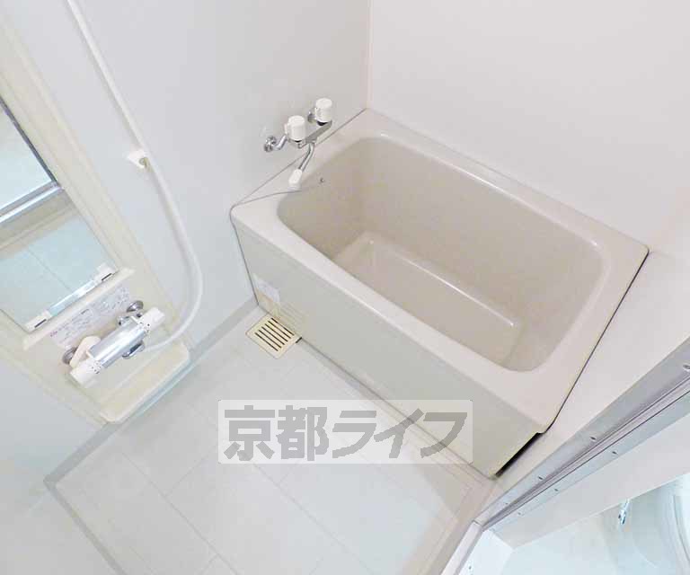 バス・シャワールーム　広々とした浴室です。