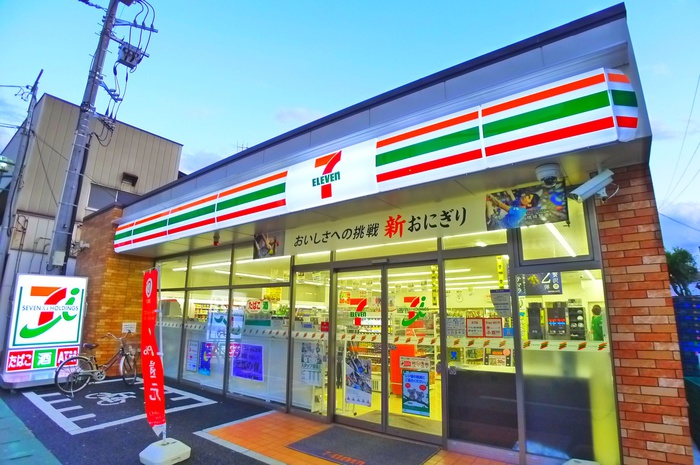 コンビニ　セブンイレブン（コンビニ）まで207m
