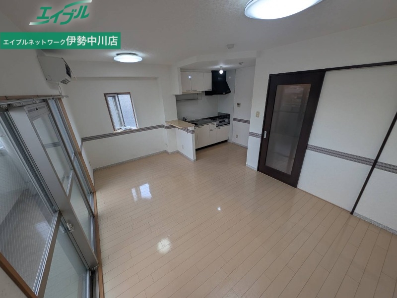 居室・リビング　同物件別部屋の写真です