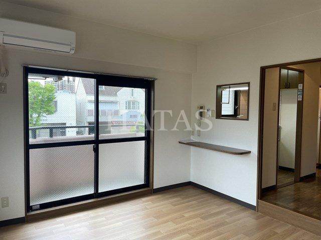 居室・リビング　同物件別部屋です。