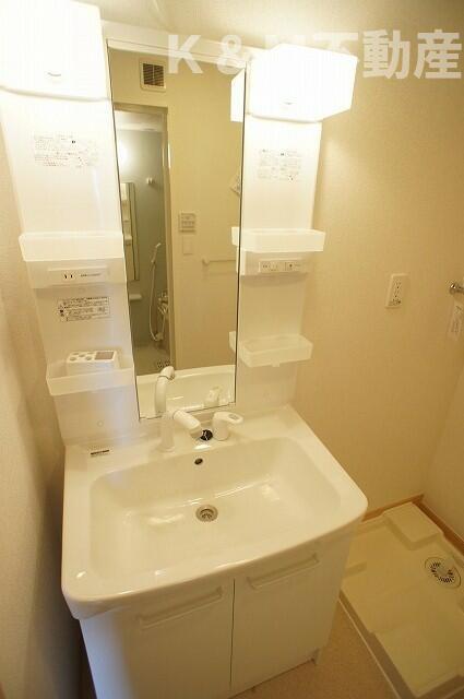 洗面設備　ゆったりとスペースのある洗面所