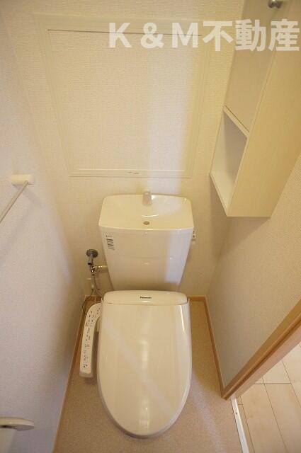 トイレ　落ち着いた色調のトイレです