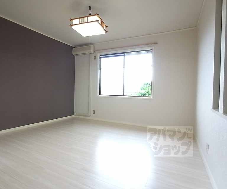 居室・リビング　洋室９帖。広いです。ホンマ。