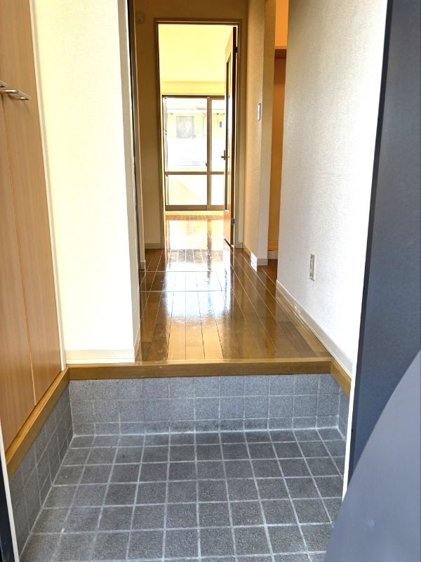 玄関　※別号室の写真となります。