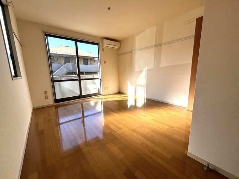 居室・リビング　※別号室の写真となります。