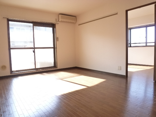 居室・リビング　角部屋で明るい！