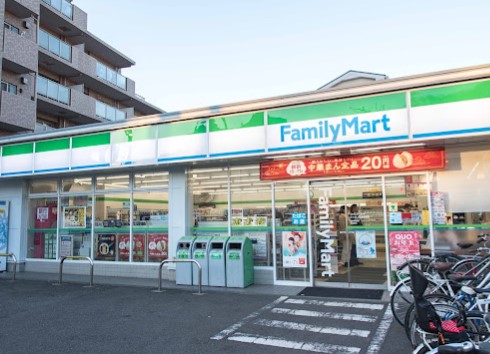 コンビニ　ファミリーマート 三ツ沢上町駅前店（コンビニ）まで719m