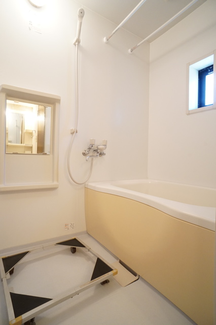 バス・シャワールーム　追い焚き機能付き！生活時間の違う家族には便利です。