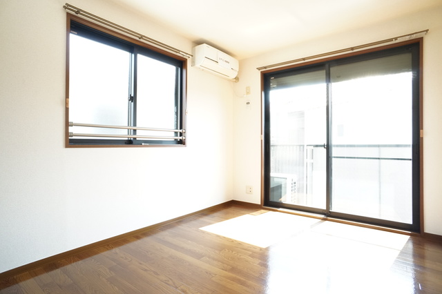 居室・リビング　南向きの明るい２面採光！風通しももちろん良好です♪