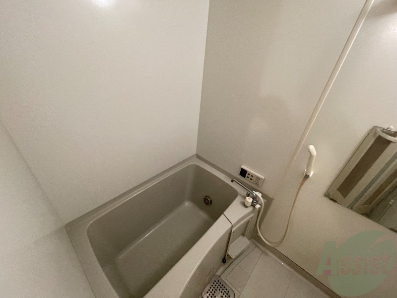 バス・シャワールーム　こちらはお風呂。一日の疲れをここで癒してください。