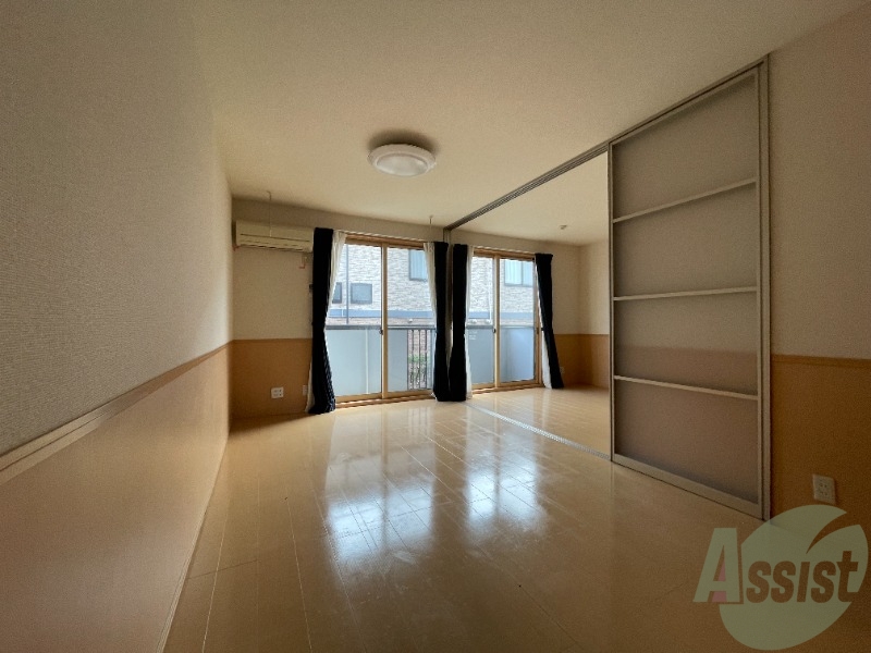 居室・リビング　リビングはこんな感じです。窓が大きくて良く陽が入ってきます。