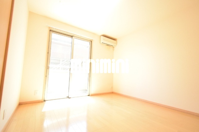 居室・リビング　※別部屋のお写真です。