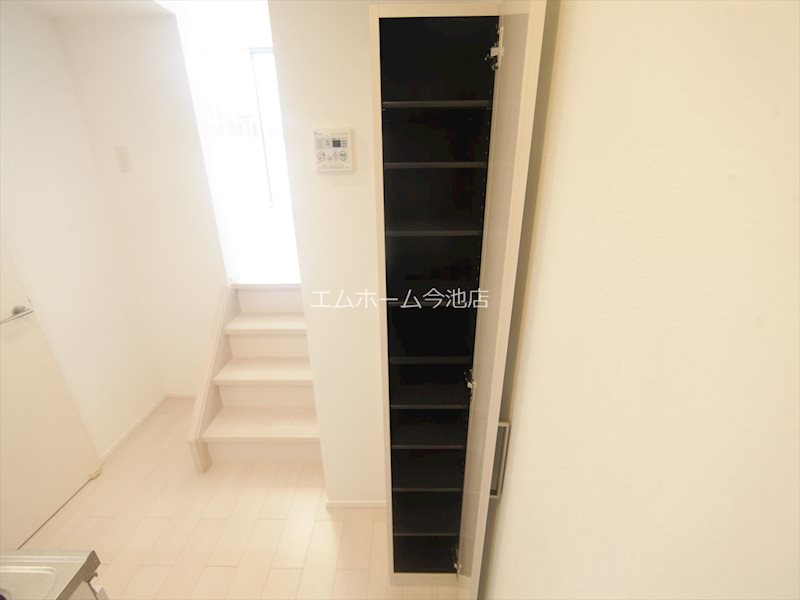 玄関　玄関　シューズボックス付