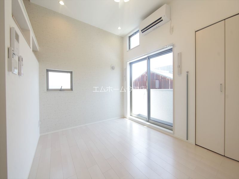 バルコニー　洋室6.5帖　エアコン付　バルコニーに面しています