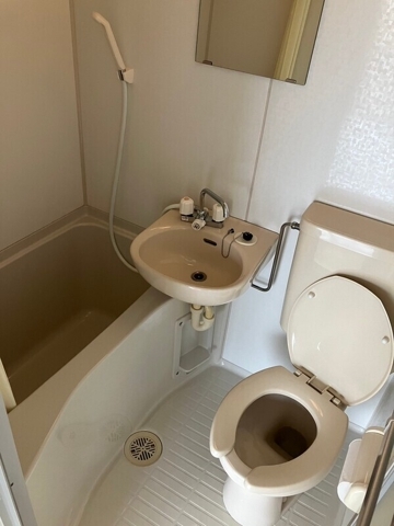 バス・シャワールーム　お風呂・トイレ・洗面台です
