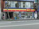 コンビニ　デイリーヤマザキ六本木5丁目店（コンビニ）まで277m