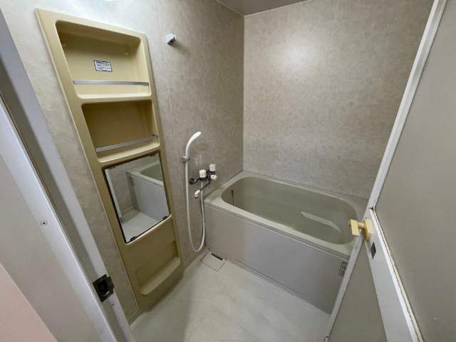 バス・シャワールーム　浴室に鏡があるのは便利ですね。