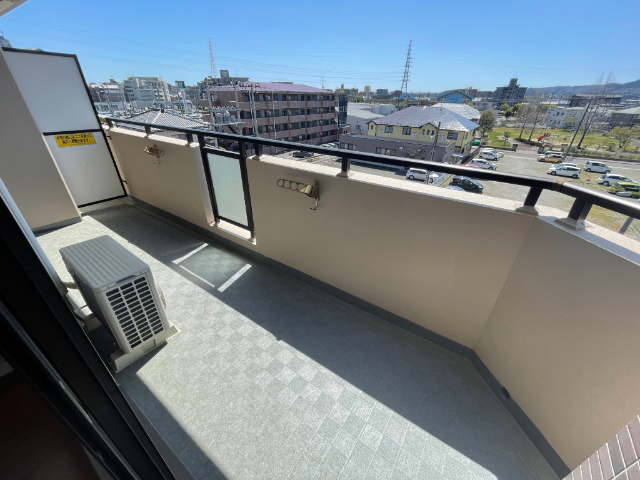 バルコニー　広々とした日当たり良好なベランダです。