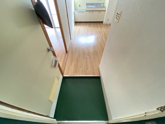 玄関　※別号室の写真です。