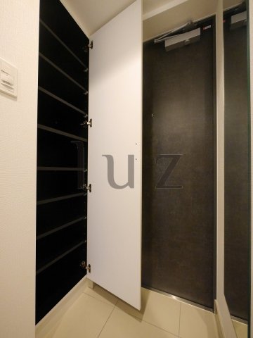 収納　パイプハンガー付きのクローゼット完備です。