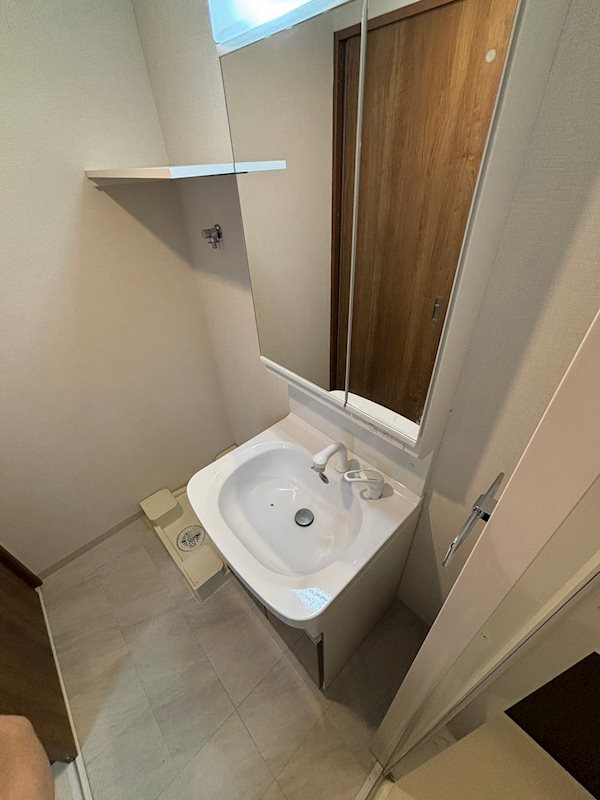 洗面設備　ゆったりとスペースのある洗面所