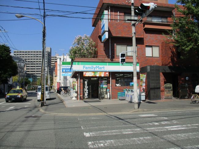 コンビニ　ファミリーマート博多対馬小路店（コンビニ）まで151m